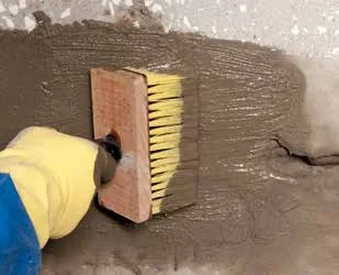 Обработка заполненной штрабы растворной смесью «Пенетрон»